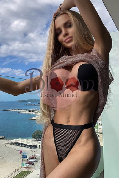 YoungJade 00 5'3 or under(160cm),Blonde,Spanish,56-60kg,Eurasian